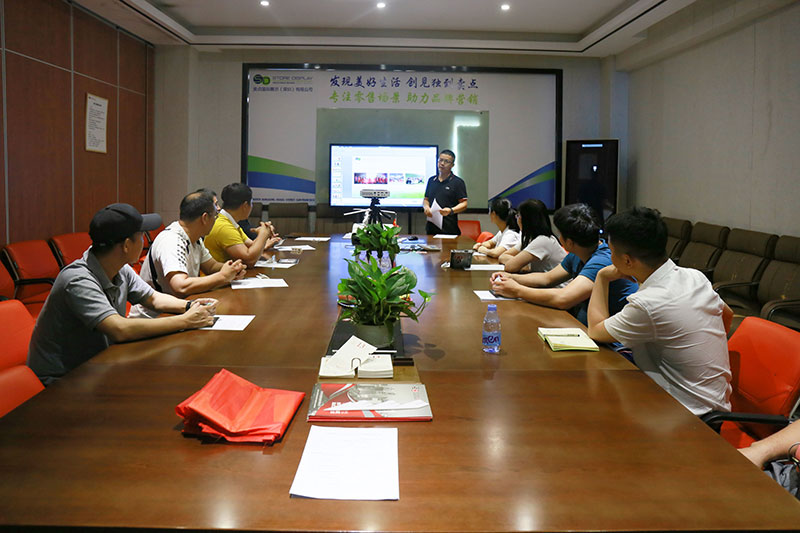 Members of the Guangming Printing Association touring Store Display Group’s factory to explore production processes and discuss future industry trends.