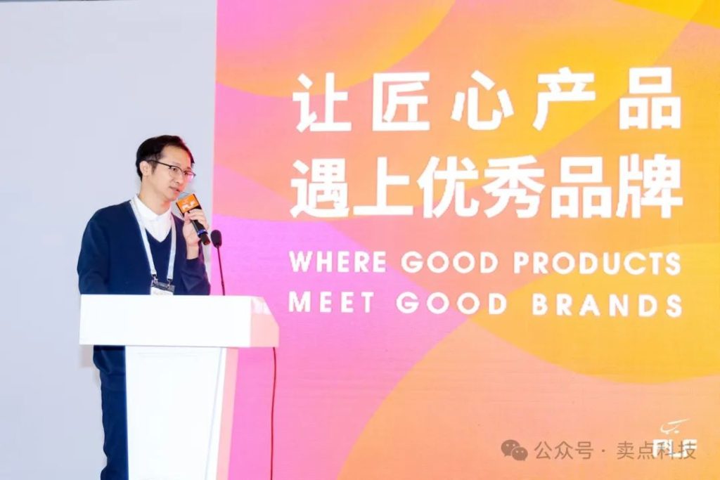 Store Display Group’s salesman addresses the audience, sharing insights into the future of retail displays and how to integrate sustainability and innovation